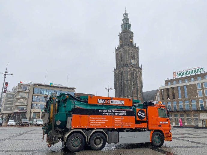 loodgietersbus wazoriool op de Grote markt in Groningen met de Martinitoren op de achtergrond